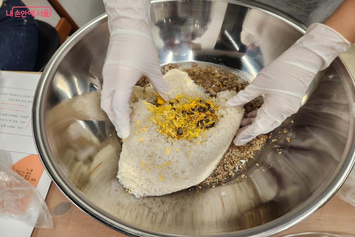 물에 불려둔 누룩에 고두밥&middot;국화&middot;물을 섞어 담으면 발효가 시작된다. &copy;윤혜숙