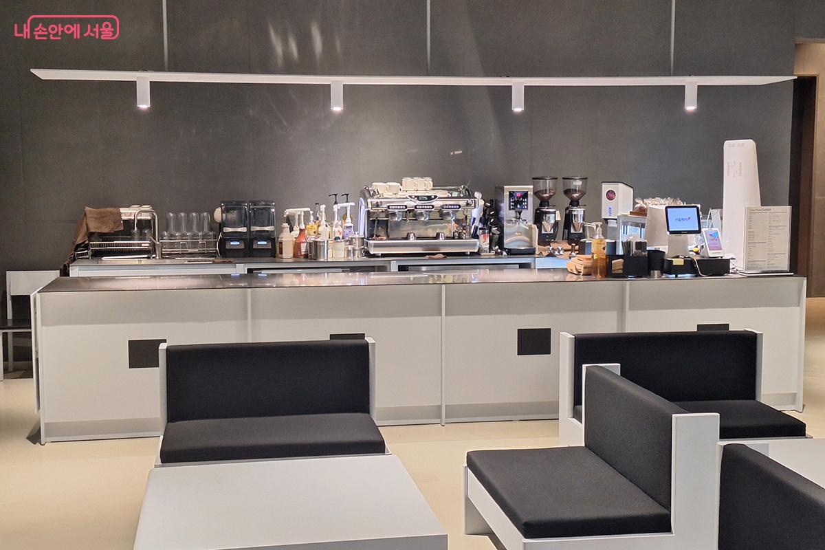 포토북 카페 '카페 Photo SeMA'는 미술관 방문객뿐 아니라, 지역 주민들에게 커피, 포토북과 함께 하는 휴식 시간을 선사한다. &copy;백승훈