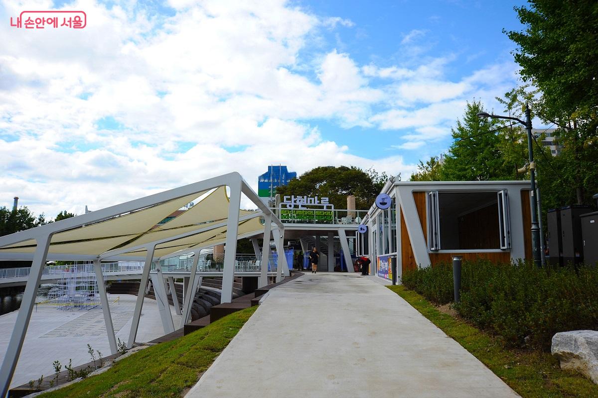 당현마루는 당현천 산책로에 위치해 이용이 편리하다. ©조수봉