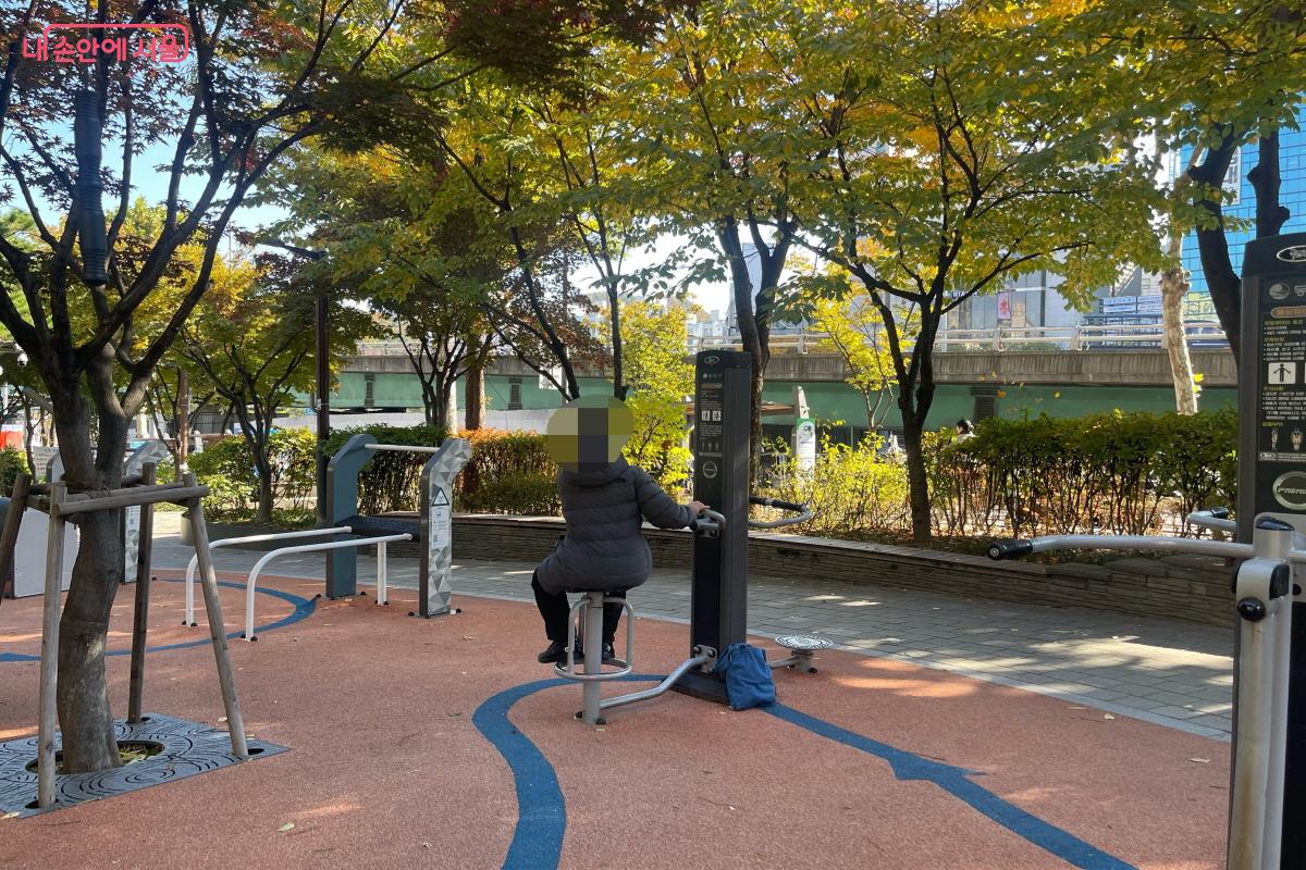 운동 기구 사용법을 익힌 후, 바른 자세로 운동하는 어르신의 모습 ©이정민