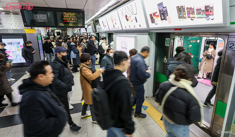 지하철은 수험생들과 늦은 출근을 하는 직장인들을 고려해 평소보다 29회 증회 운행한다.