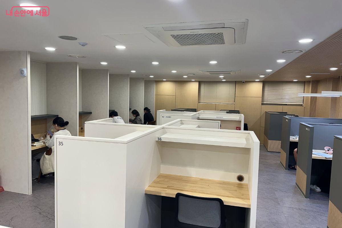 다양한 형태의 좌석이 조화를 이루고 있다.&copy;김재형