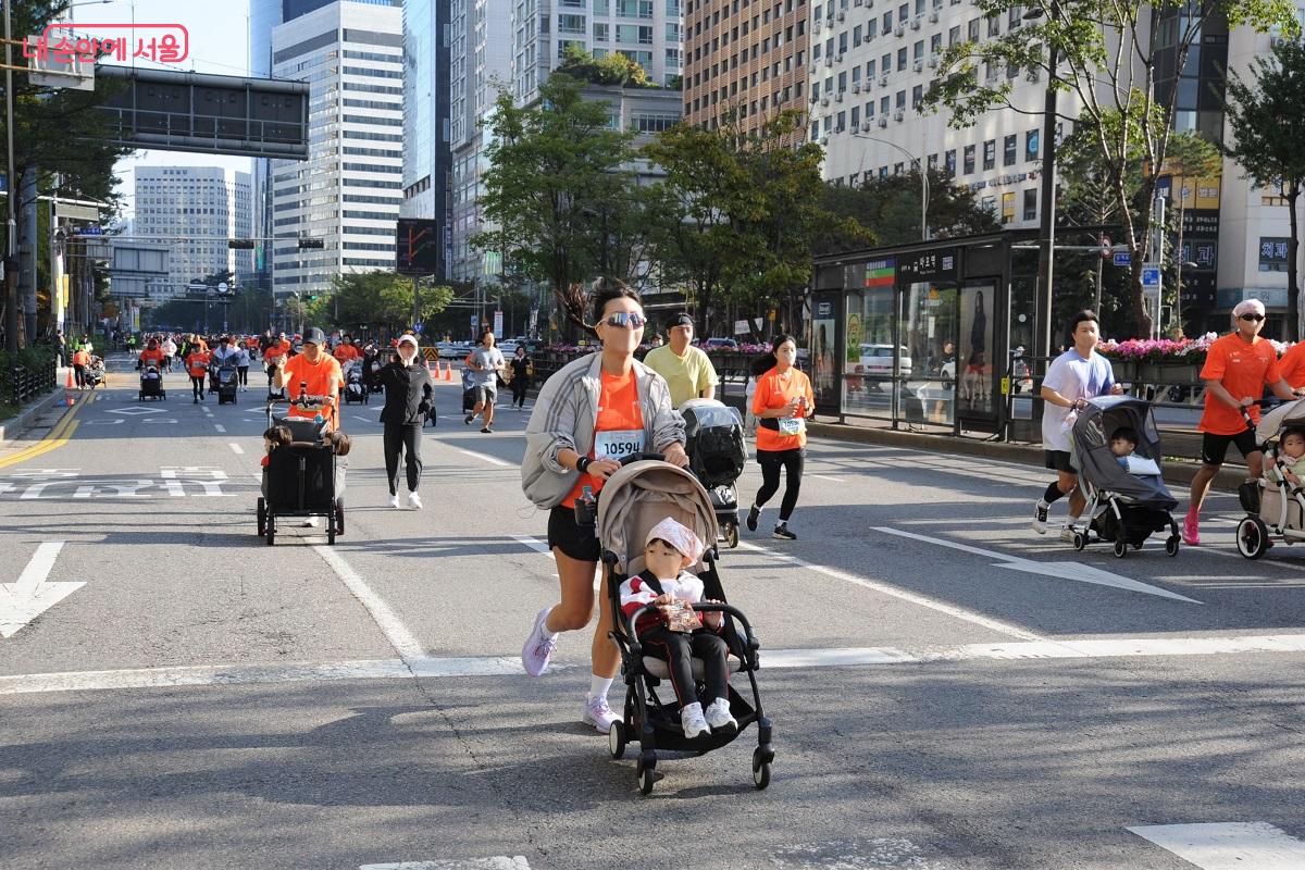 마포대로를 달리는 ‘서울 유아차 런’ 참가 가족들 ©조수봉