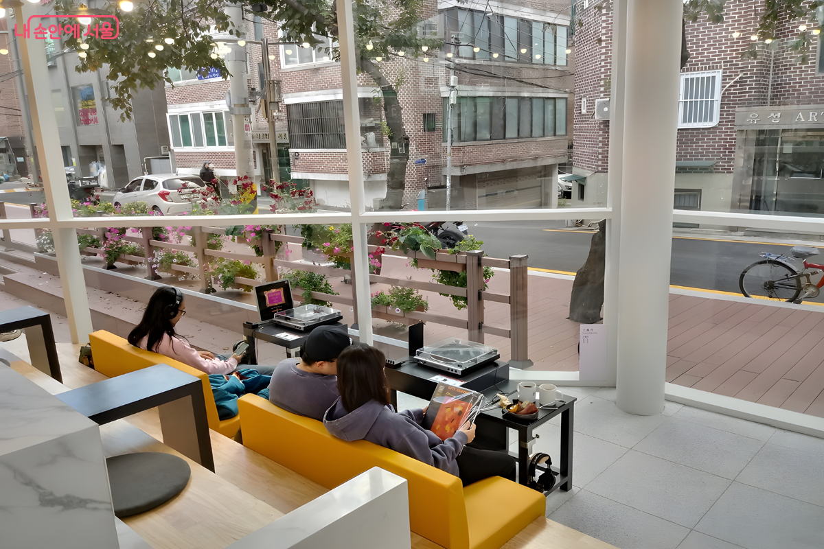 통창으로 되어 있어 앞이 답답하지 않고 시원하게 바깥을 볼 수 있다. ©김영주