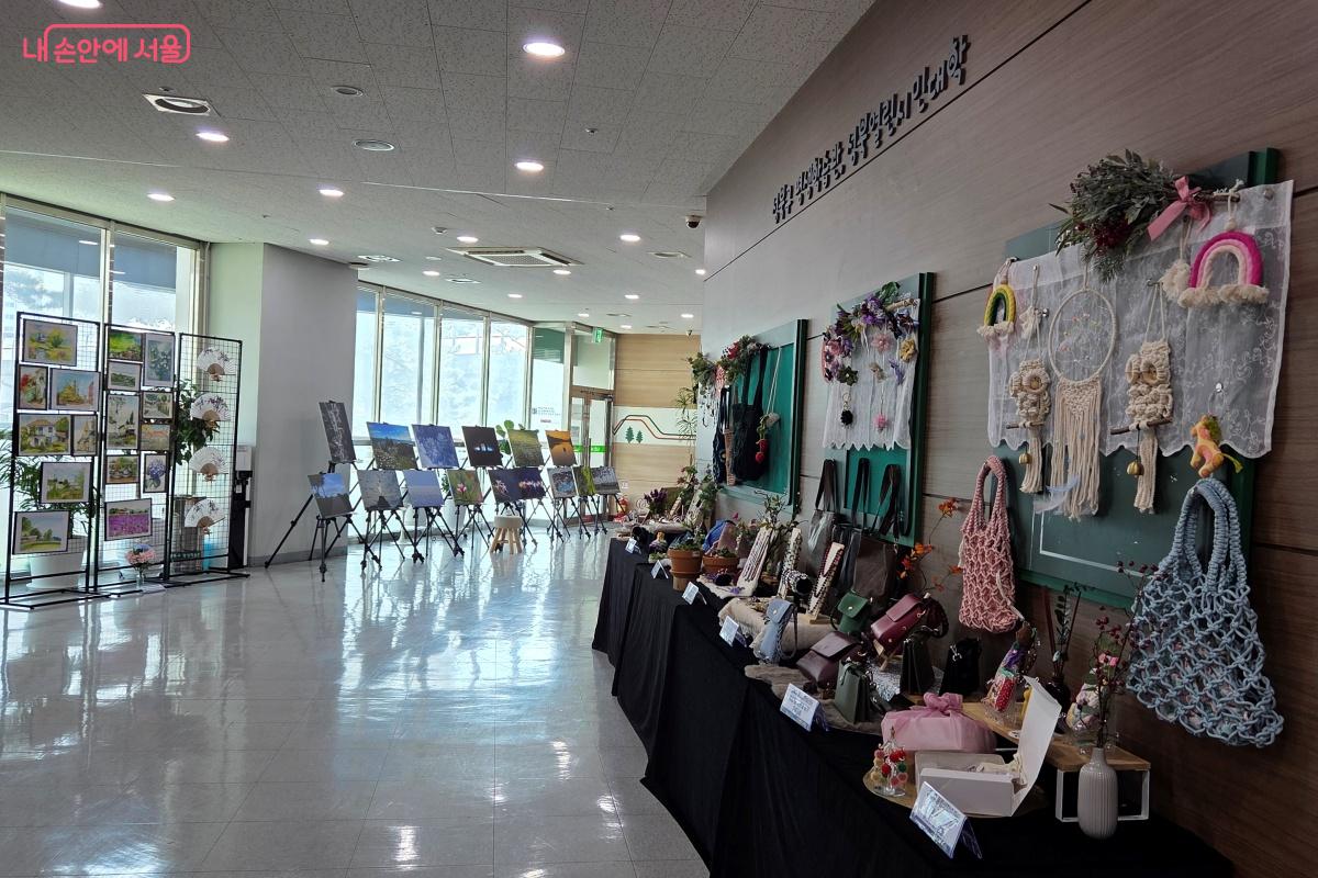 동평생학습센터에서 진행한 프로그램에서 만든 작품을 전시했다. &copy;김미선