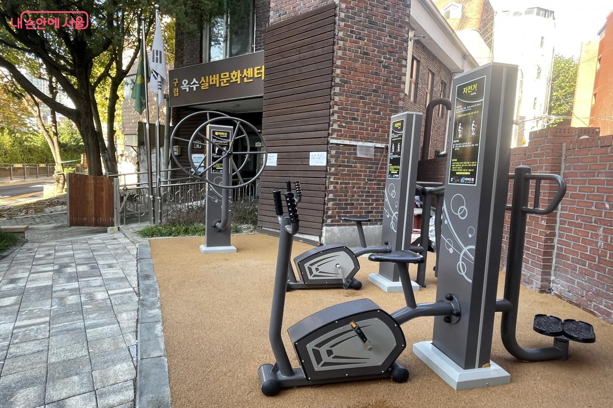 성동구 옥수 실버문화센터 옆 마당에 조성된 어르신 놀이터 ©이정민