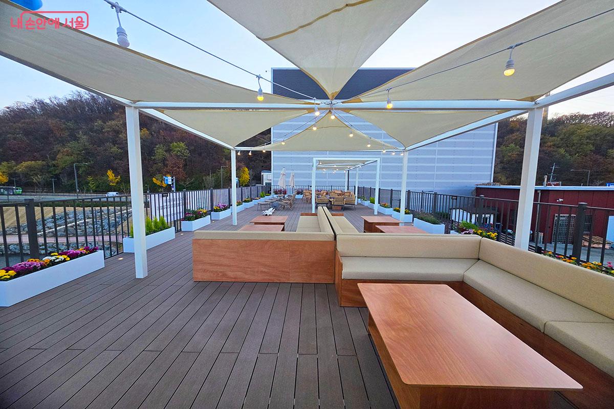 '은평 에피소드' 옥상 좌석에 앉아서 탁트인 풍경을 감상할 수 있다. ©이정민