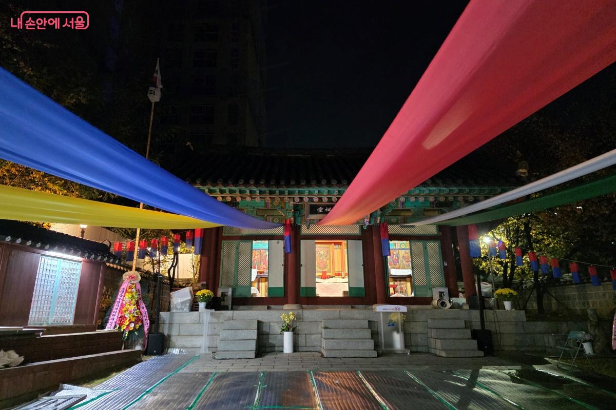 남이장군사당이 행사를 위해 불을 밝히고 있다. &copy;장승철