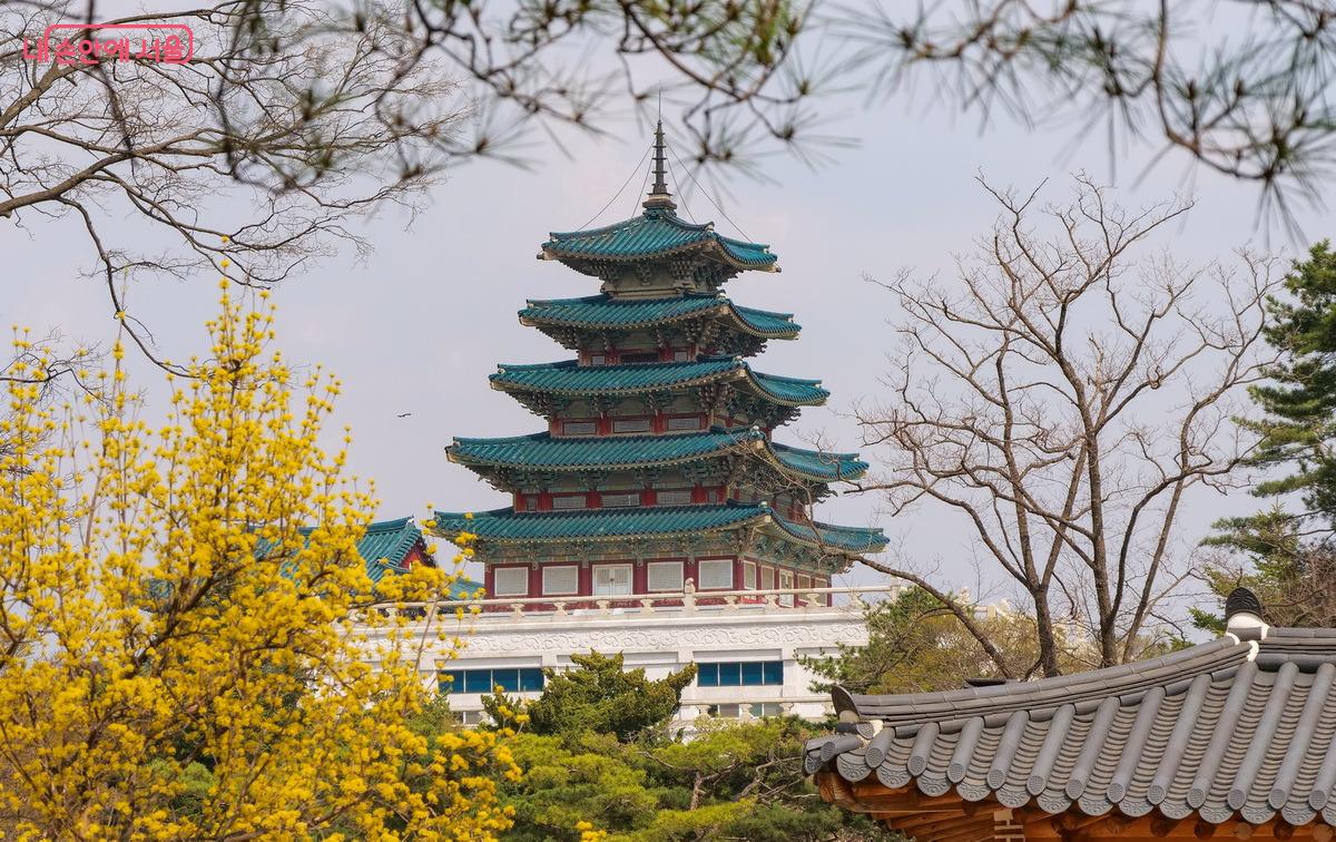 지난 4월, 향원정 근처에서 바라다본 국립민속박물관 ©박성환  