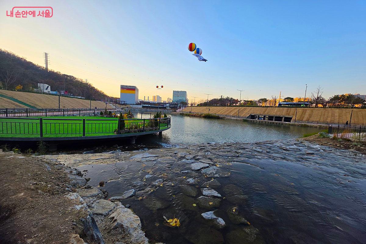 구파발천 유수지의 풍경을 감상할 수 있는 '달빛섬' ©이정민