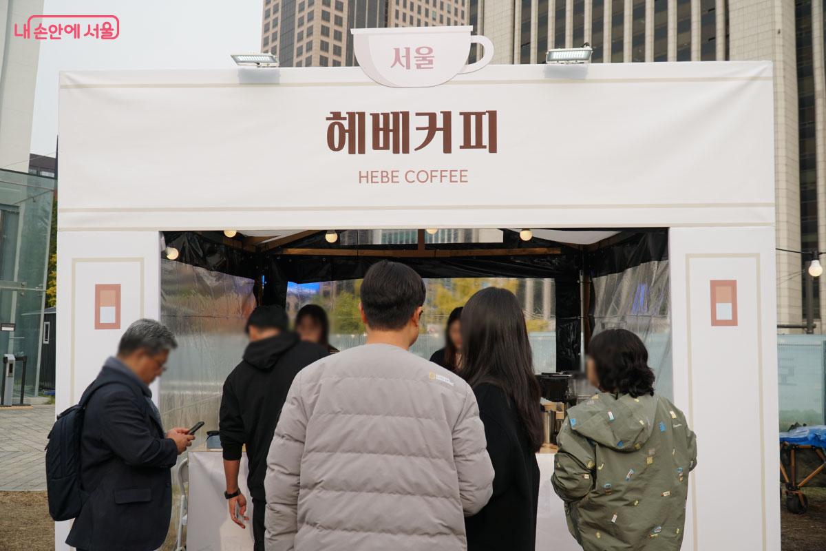 커피를 맛보기 위해 많은 분들이 줄을 서 있다. ©홍혜수