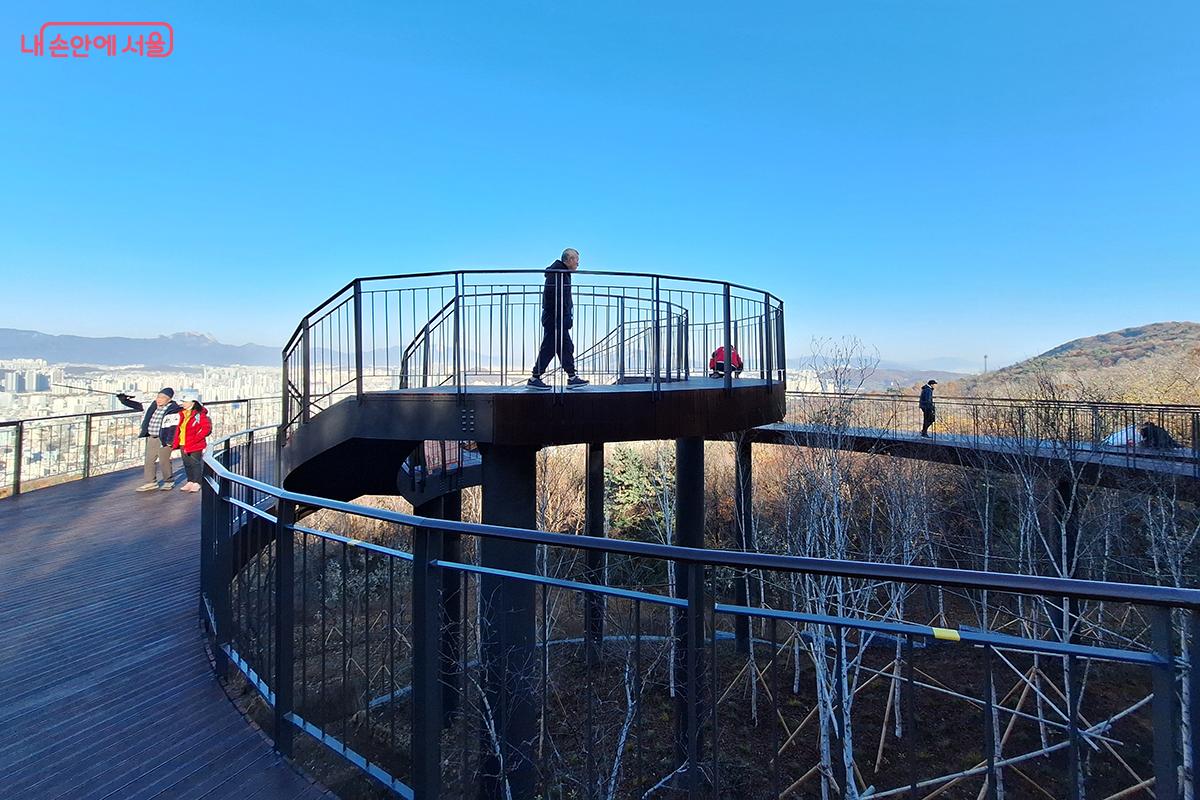 스카이워크 주변에 조성된 매력가든에는 다양한 수목들이 식재되어 있다. &copy;이혜숙