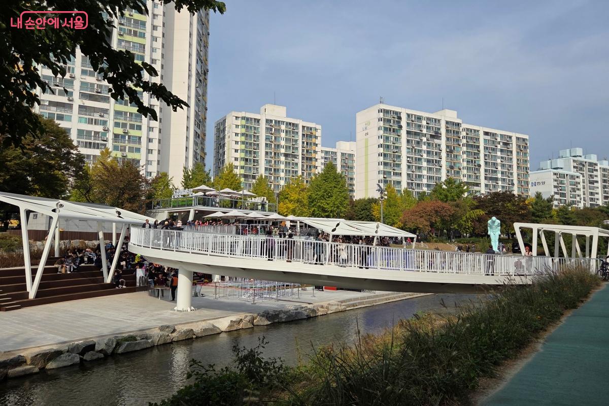 곡선형 다리를 걸으며 바라보는 당현천의 풍경이 시시각각 새롭다. ©김미선