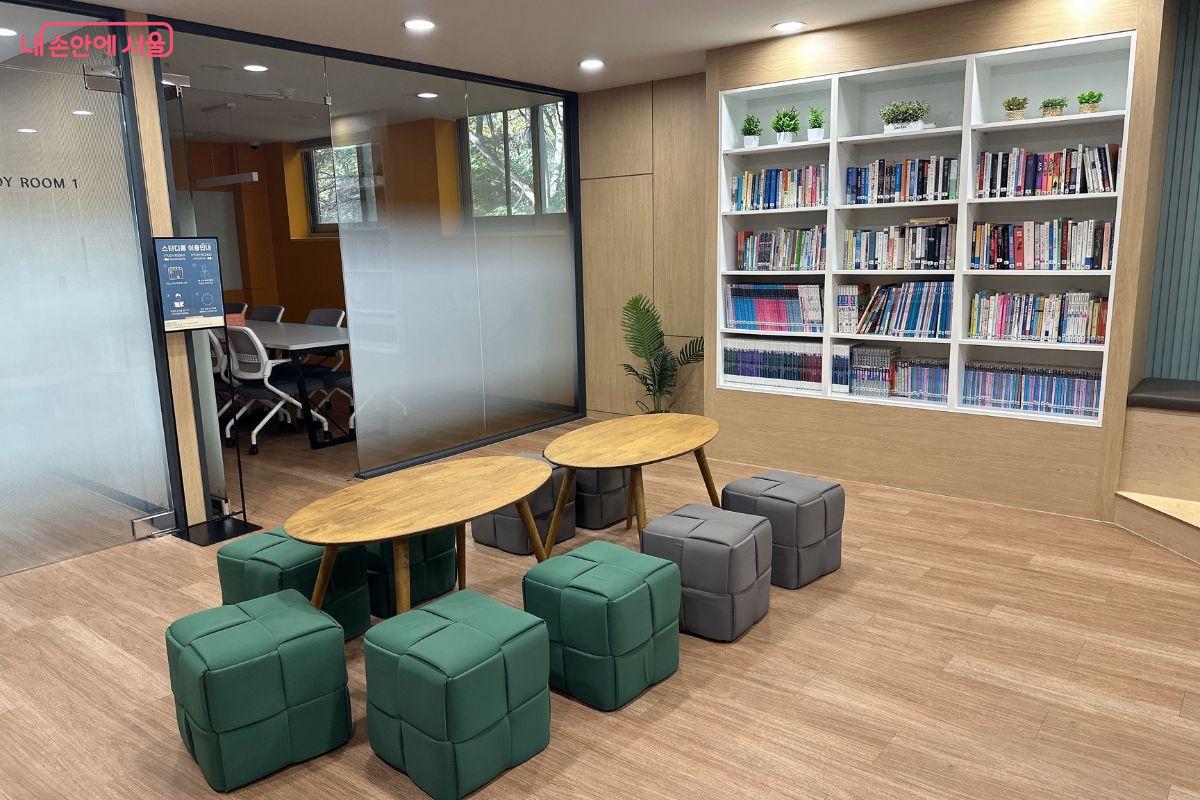책과 함께 편안한 분위기에서 학습을 할 수 있다.&copy;김재형