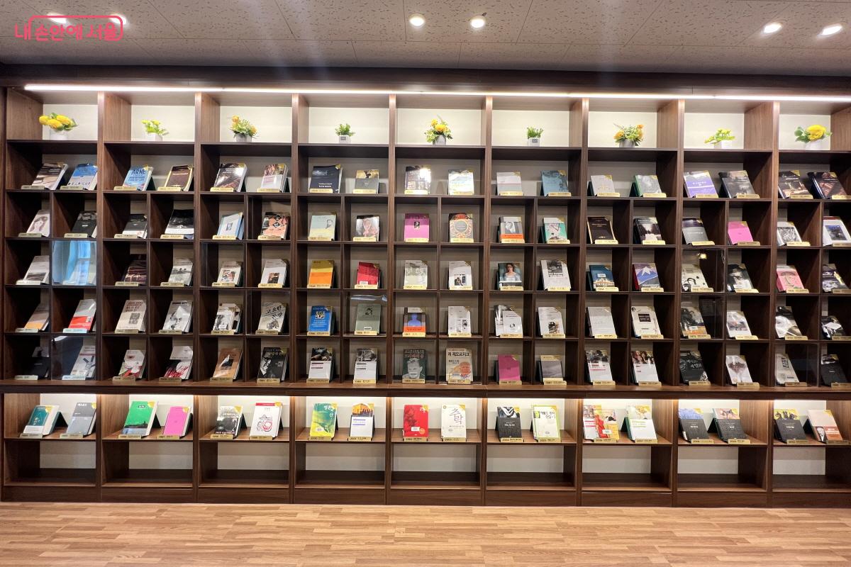 벽면을 가득 채운 역대 수상작가들의 대표작들 ©박지영