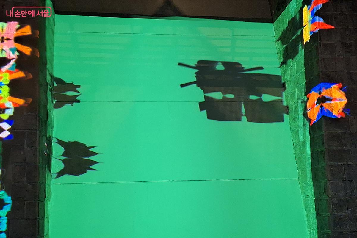 ‘코드로 짜인 풍경: 서울’은 도시화, 문명화를 이룬 서울을 추상적 시각에서 바라본다. ©백승훈