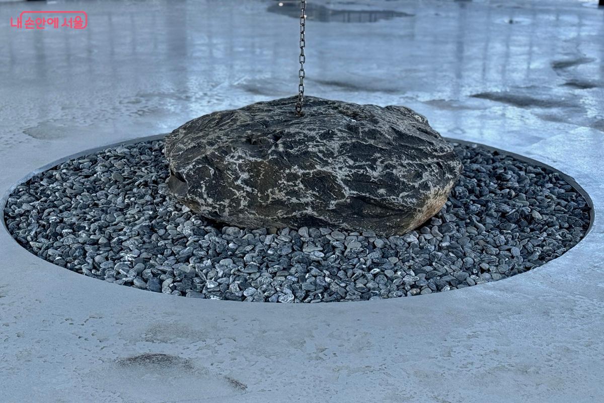 전망 파고라 내부에 설치된 작품 ©임수영