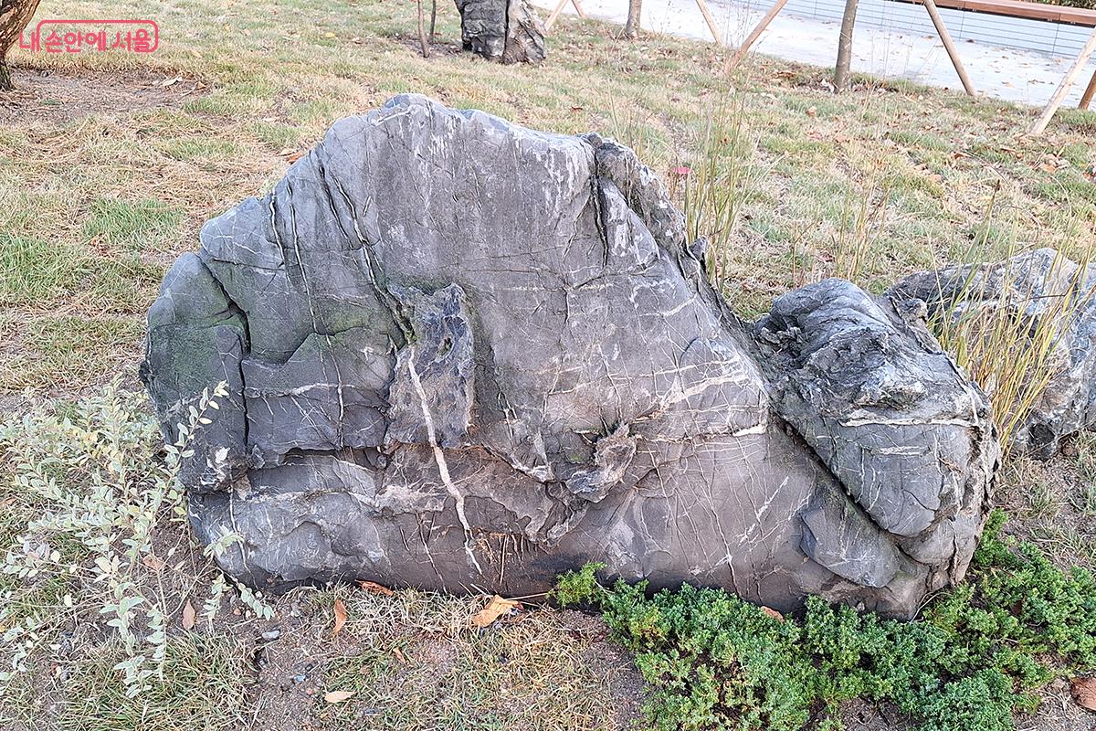 돌과 화초로 꾸민 작은 정원은 삭막한 도시 속에 시원한 오아시스 같다. ©이혜숙