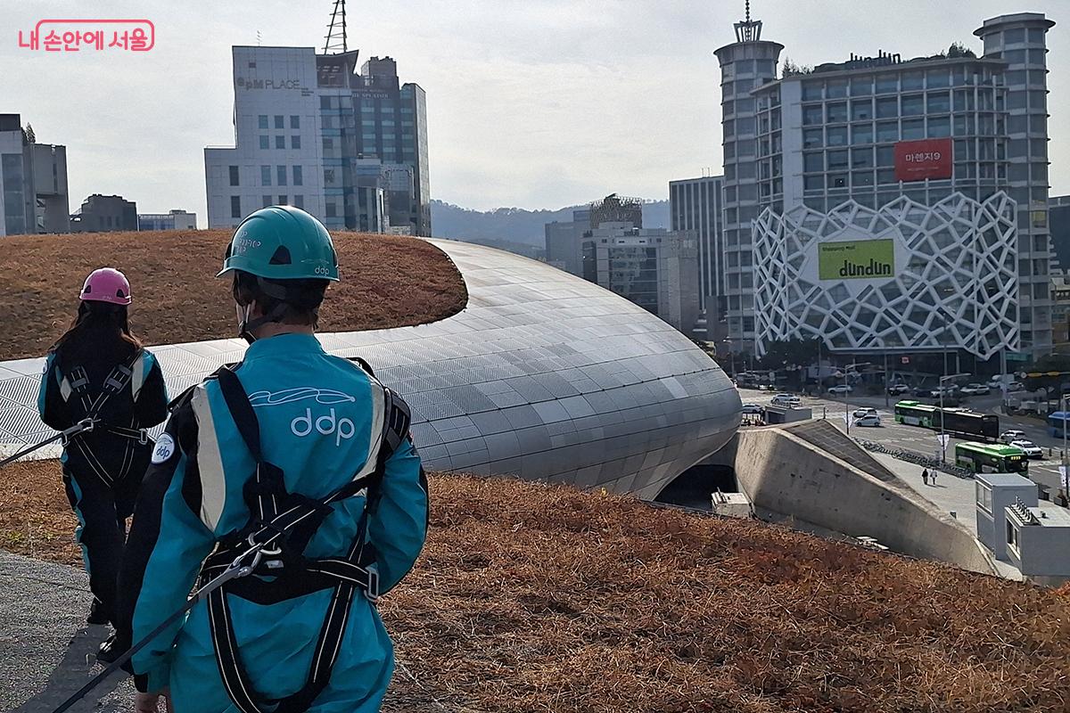 마지막 4구간 '미래'에서는 역사문화공원과 DDP의 곡선이 만나 과거, 현재, 미래가 겹겹이 쌓인 듯한 레이어를 완성한다. ©백승훈