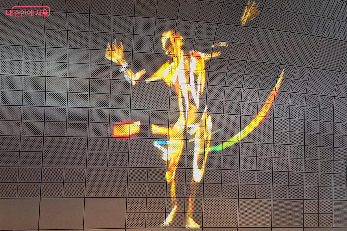 유구전시장 앞에서는 움직임&middot;빛&middot;사운드가 어우러진 도시의 흐름을 체감할 수 있다. &copy;백승훈