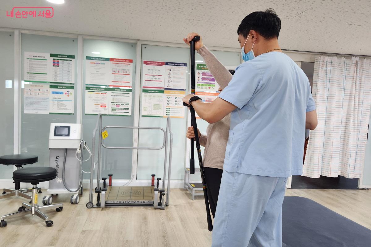 검진 결과 재활치료실에서 물리치료사가 알려준 대로 어깨를 스트레칭하고 있다. ⓒ윤혜숙