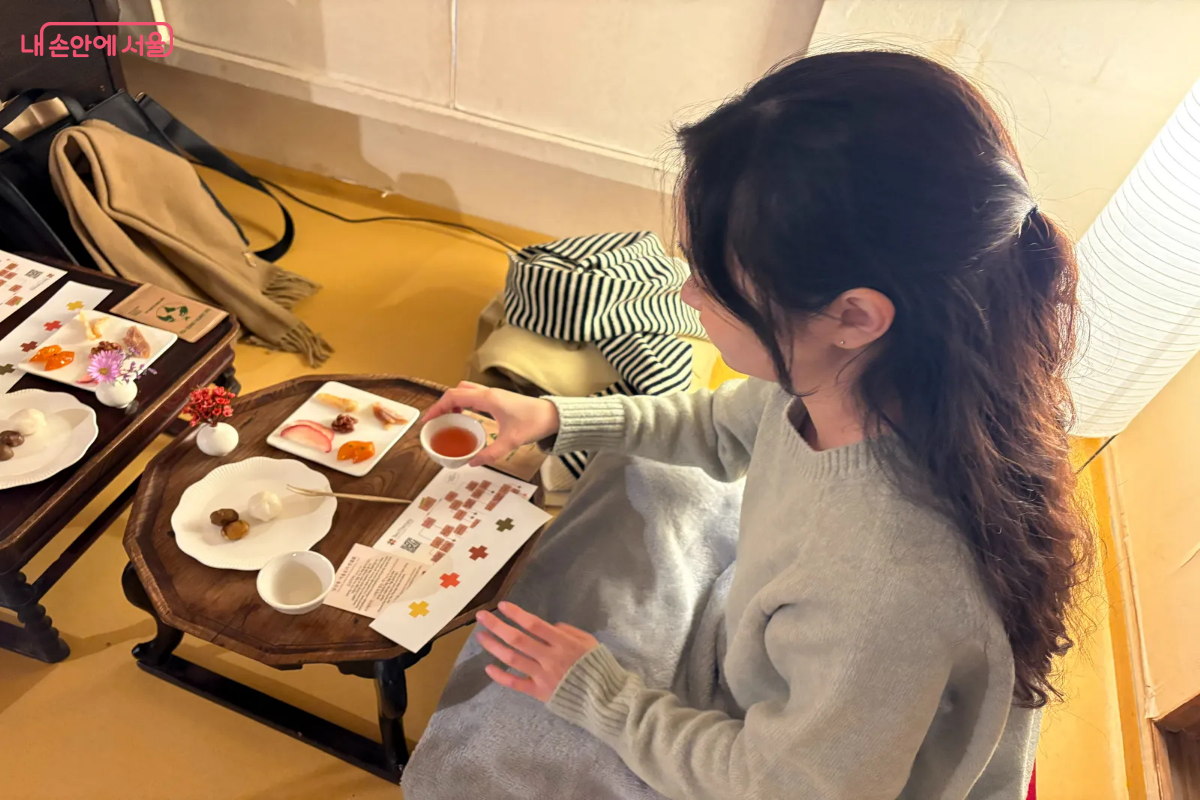 오미자차를 마시며 티 테라피 맵에서 나의 체질을 찾아봤다. ©이혜린