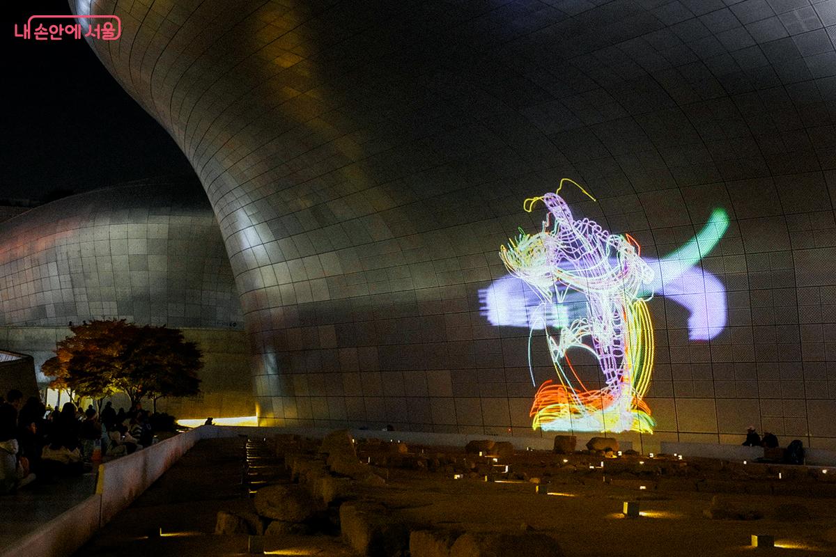 원밀리언의 대표 아티스트 리아킴과 루트가 참여한 미디어아트 작품 &lsquo;빅 무브 위드 리아킴&rsquo; &copy;김아름