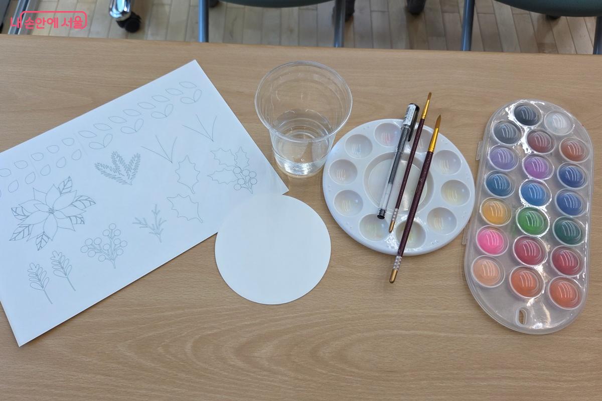 테이블 위에는 보태니컬아트 재료가 놓여 있었다. &copy;김미선