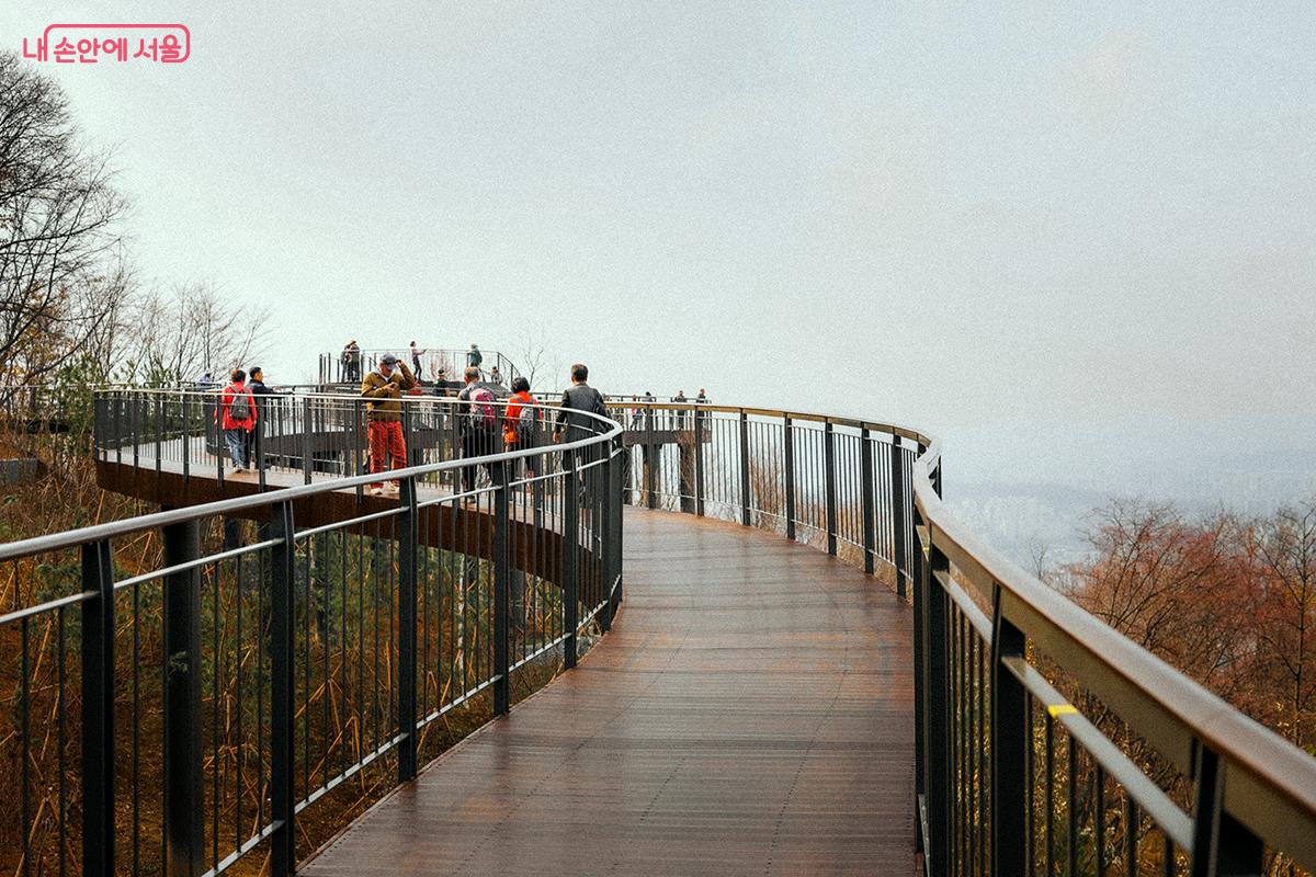 스카이워크라는 이름처럼 마치 하늘을 걷는 듯한 기분이 든다. ©김아름