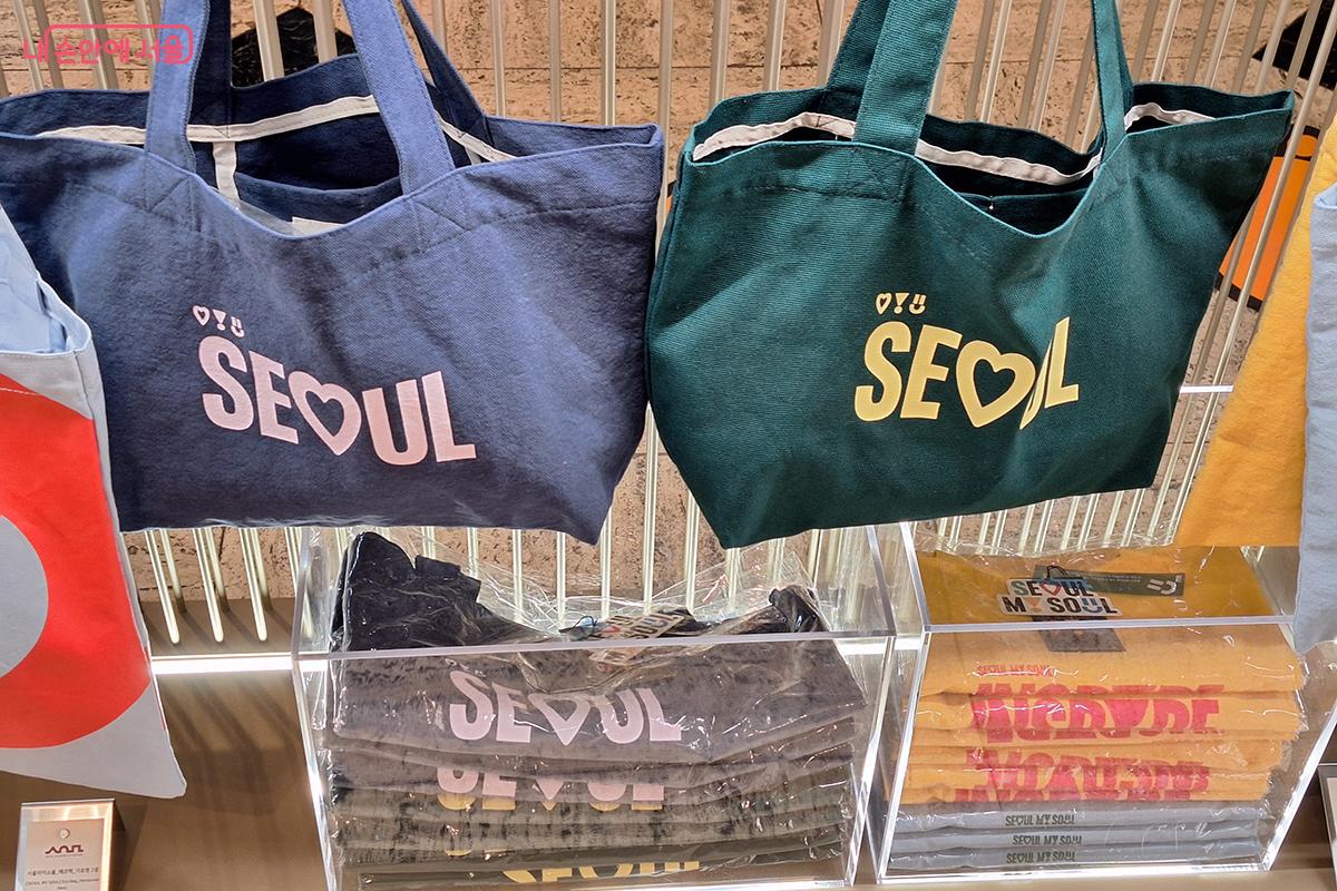 서울디자인재단과 협력해 서울의 전통을 현대 디자인으로 재해석한 상품이다. &copy;이혜숙