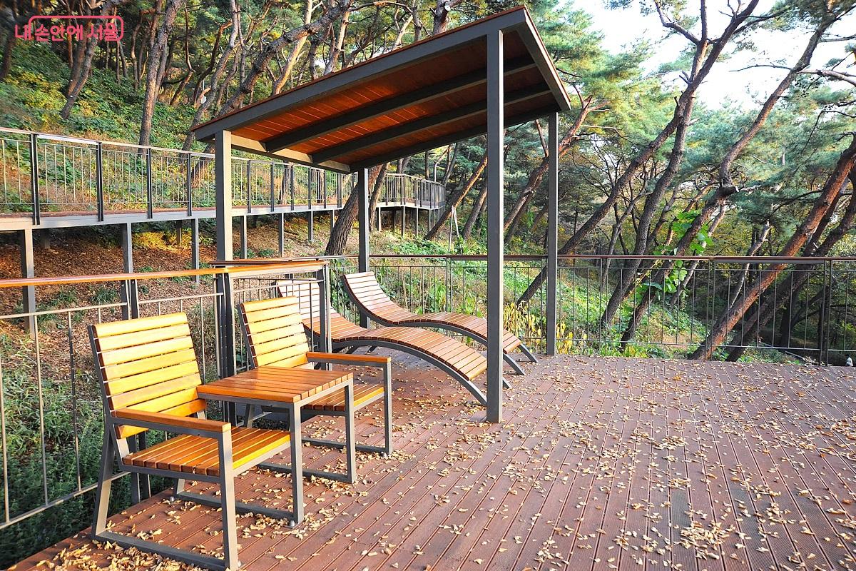 ‘느티나무전망대’는 소형 퍼걸러 아래 선베드와 의자를 설치한 조망포인트이다. ⓒ조수봉