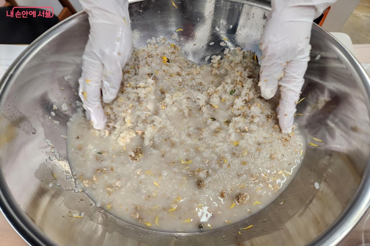 전통주갤러리에서 &lsquo;처음 만드는 나만의 술 빚기&rsquo; 프로그램을 통해 국화주를 빚었다. &copy;윤혜숙