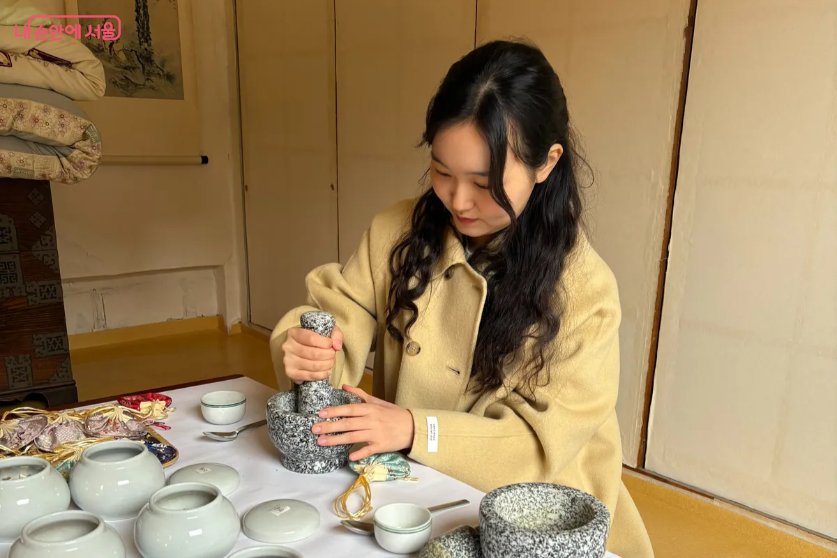 절구에 박하, 귤피, 천궁을 갈아 온기 향낭 주머니를 만들었다. ©이혜린