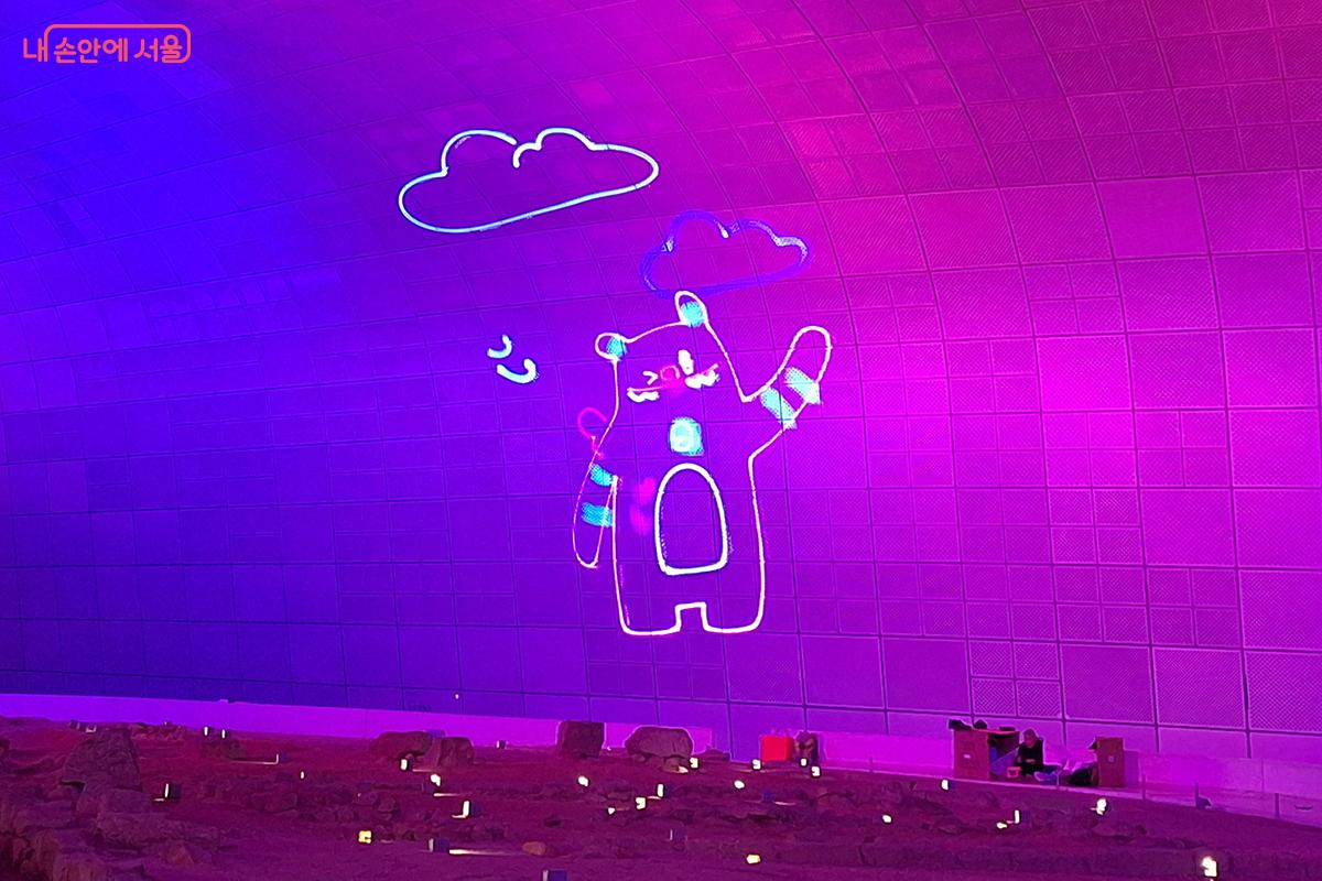 레이저로 구현한 해치와 소울프렌즈가 기상 변화에 따라 등장한다. &copy;백승훈