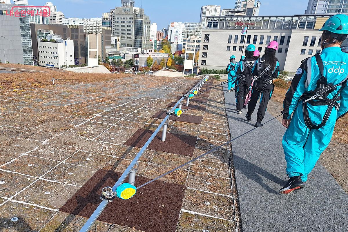 안전그네에 연결된 안전로프는 안전을 고려해 옆으로 3m 이상 걸어갈 수 없도록 설계되었다. ©백승훈