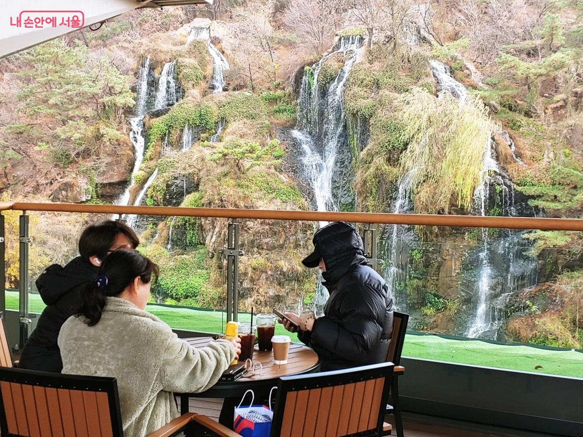 2층에 올라서면 홍제폭포가 손에 잡힐 듯 가깝게 조망된다. &copy;엄윤주