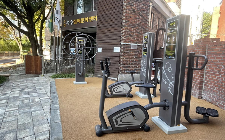 우리동네 어르신의 건강비결은? 운동도 수다도 즐거운 '어르신 놀이터'