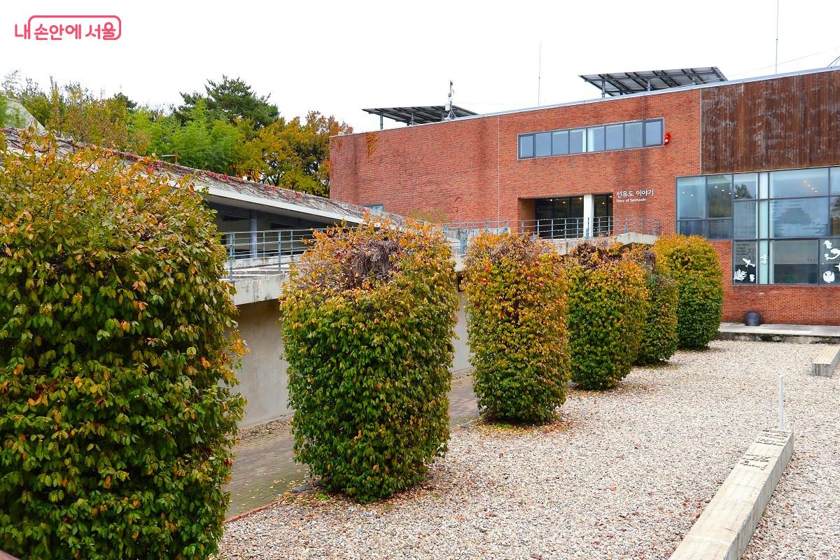 정수지의 콘크리트 상판 지붕을 들어내고 기둥만을 남긴 녹색기둥의 정원 &copy;이봉덕