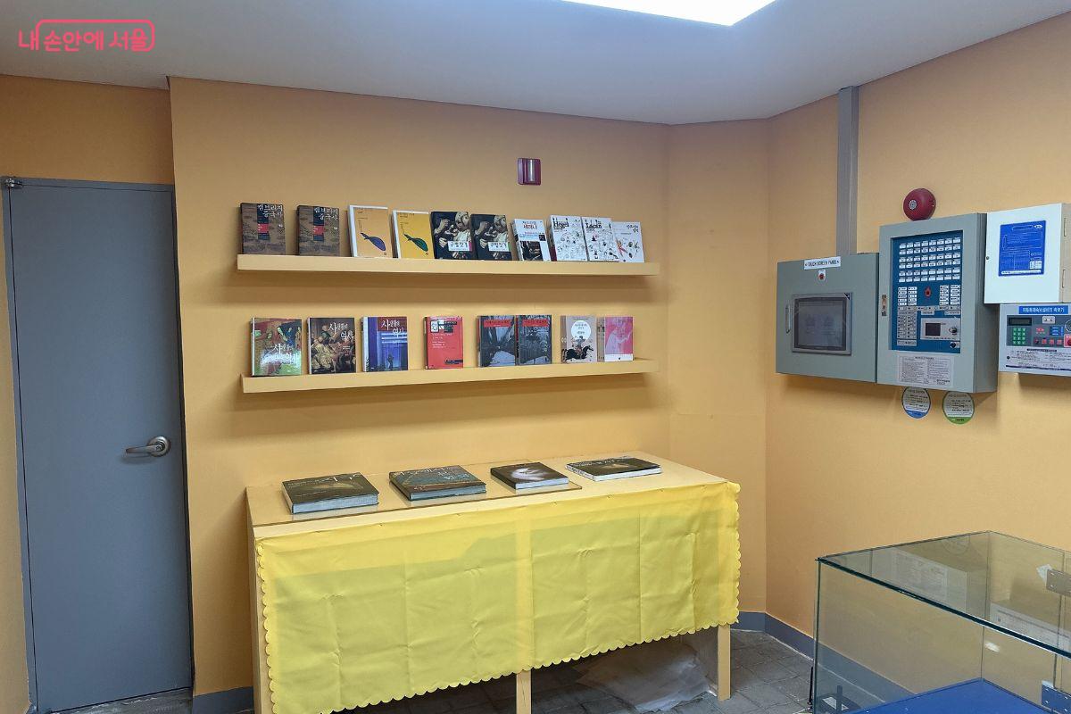 반려동물과 관련해 서적을 판매하고 있다. ©김재형