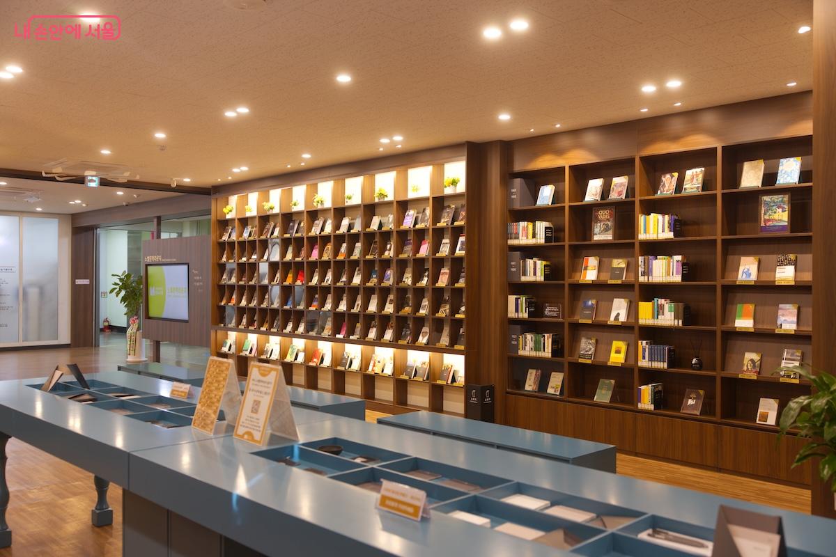 공공도서관 최초로 조성된 정독도서관 내 노벨문학라운지 ©임중빈