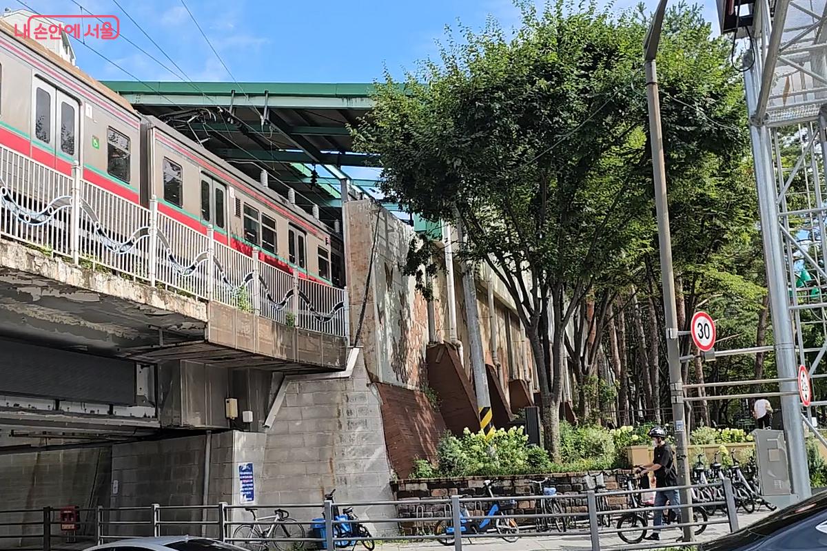 열차가 달리는 철길 옆에 조성된 석계치유정원 ©오도연