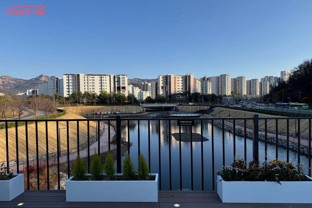 카페에 앉아 북한산 뷰를 조망할 수 있다. ©임수영