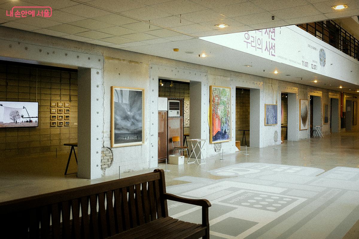 이곳의 거친 콘크리트 벽면과 조화를 이루며 작품의 개성을 더욱 돋보이게 한다. &copy;김아름