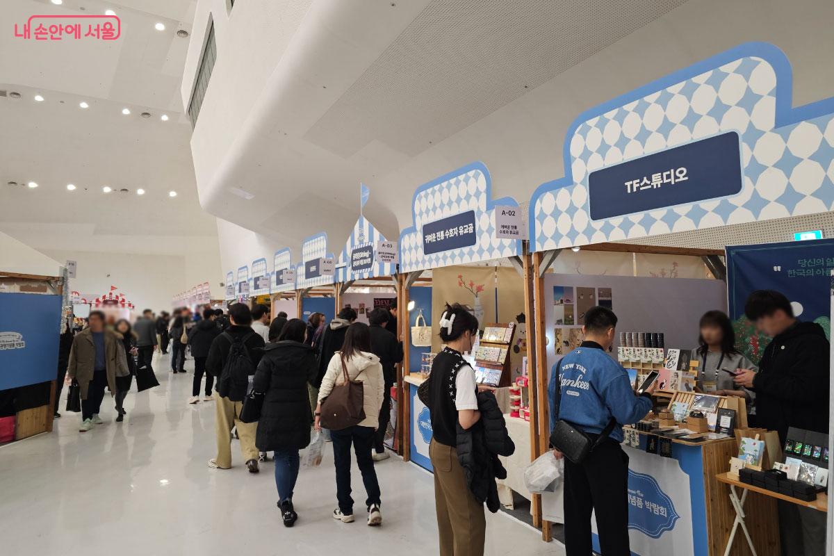 다양한 부스에서 개성 있는 물건들을 선보이고 있었다. &copy;홍혜수  