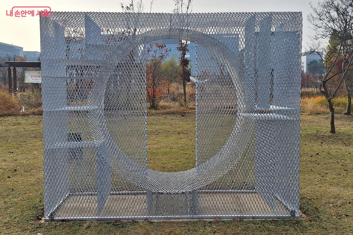 박상숙 작가의 <생활방식 - 문>. 철망 소재를 활용해 문의 형태는 유지하면서 공간과 바람, 빛, 소리가 자연스럽게 통과하도록 설계했다. ©정향선