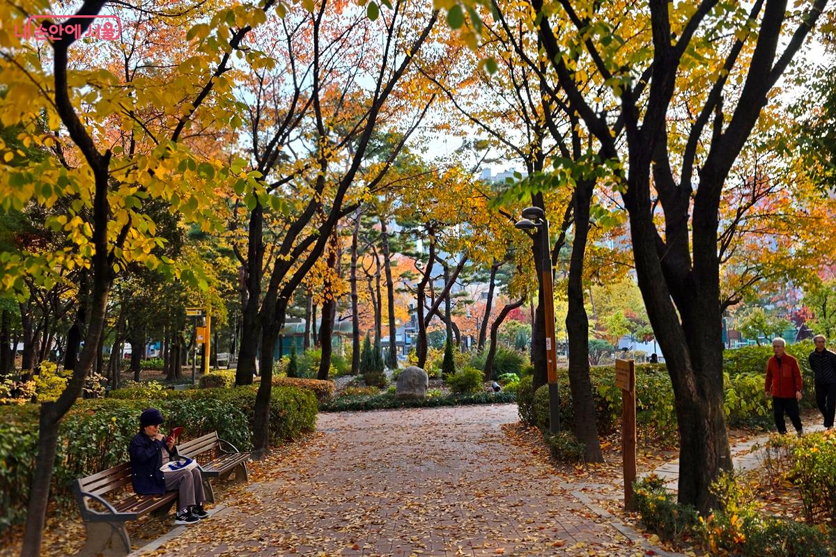 영등포구청에서 이 길을 걷다 보면 당산공원과 이어진다. &copy;김윤경