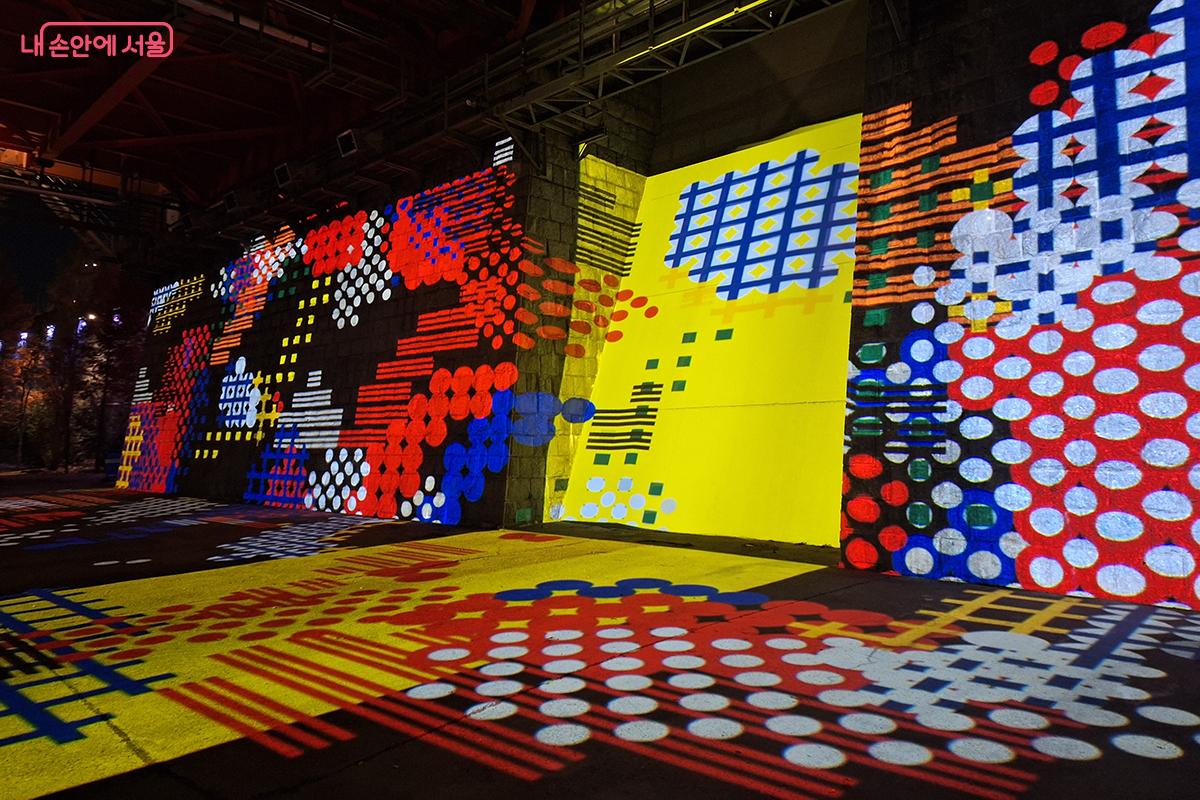 서울의 풍경을 수학적이고 기하학적인 추상으로 표현해 영화 <매트릭스>의 한 장면 같다. ©백승훈