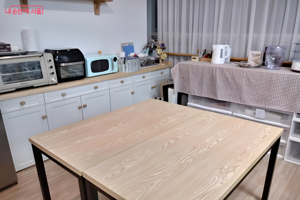 작은 주방. 선생님들이 붕어빵 같은 간식을 구워주기도 한다. ©김영주