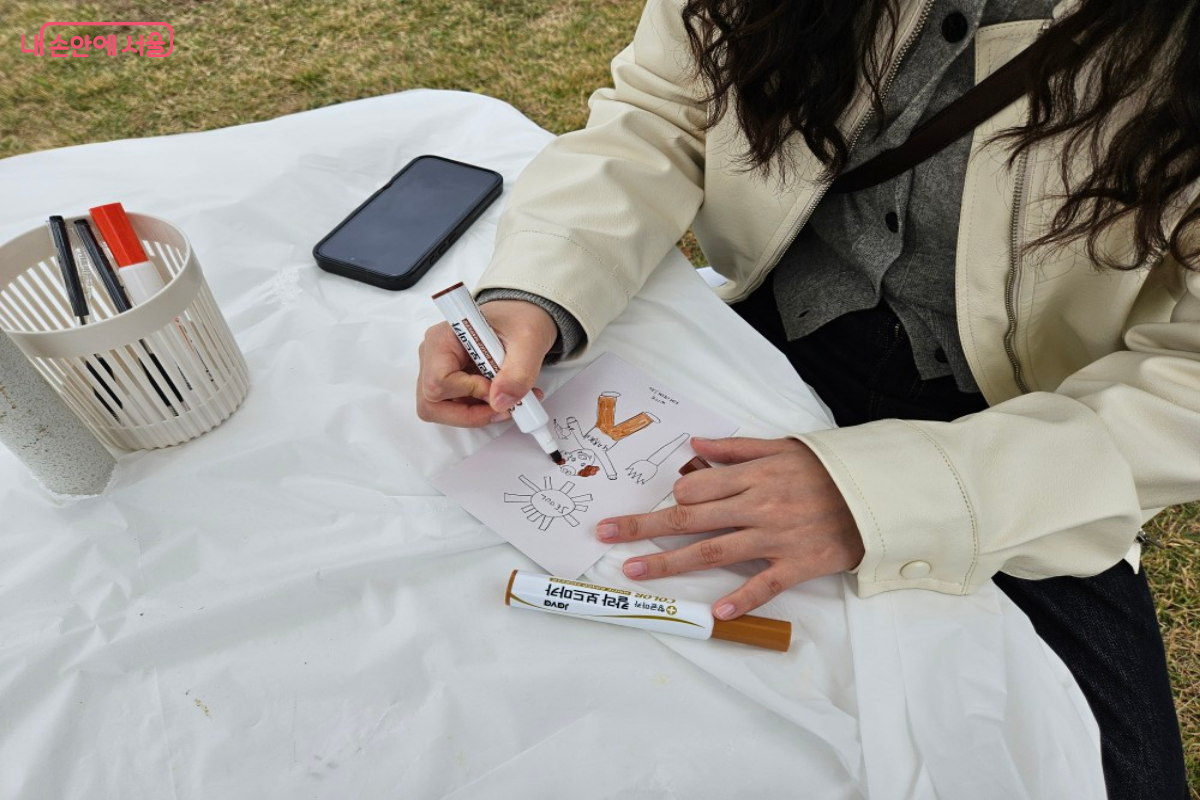 정원 컬리링 엽서에 색을 칠하고 있는 기자의 모습 &copy;이혜린