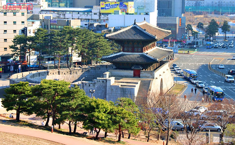 흥인지문은 보물 1호로 지정되어 있으며 옹성을 갖추고 있다.